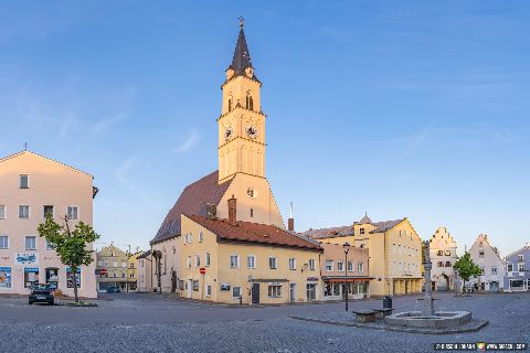 Gemeinde Neumarkt_St._Veit Landkreis Mühldorf Stadtplatz mit Kirche (Dirschl Johann) Deutschland MÜ